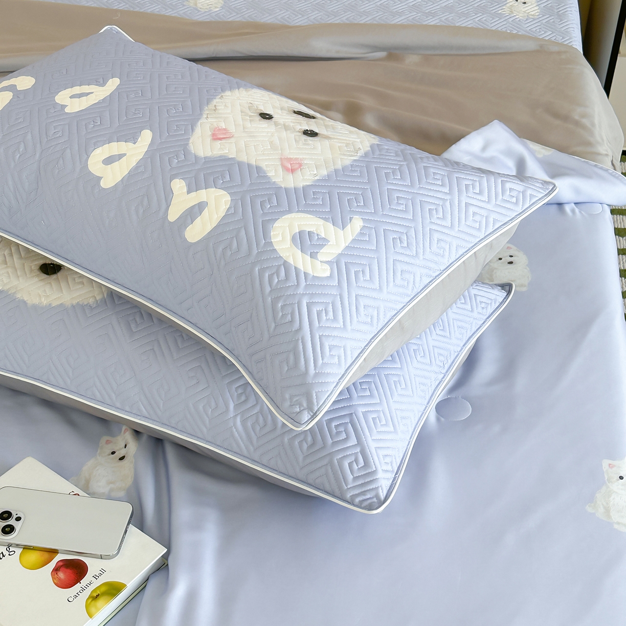 91家纺网 家纺一手货源 找家纺 琳可家居 2025春夏新款轻奢宽边数码印花兰精天丝床盖萌物系列 萌宠小狗