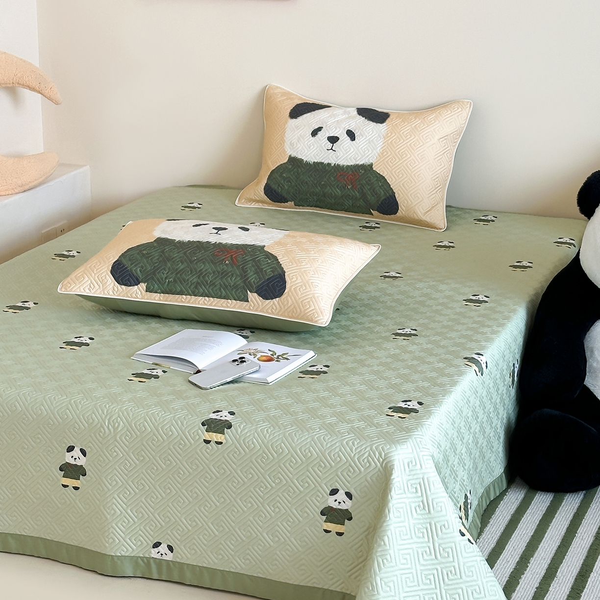 91家纺网 家纺一手货源 找家纺 琳可家居 2025春夏新款轻奢宽边数码印花兰精天丝床盖萌物系列 萌宝熊猫