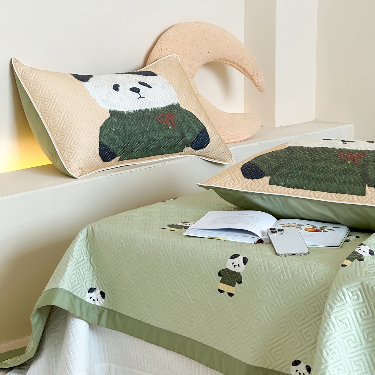 91家纺网 家纺一手货源 找家纺 琳可家居 2025春夏新款轻奢宽边数码印花兰精天丝床盖萌物系列 萌宝熊猫