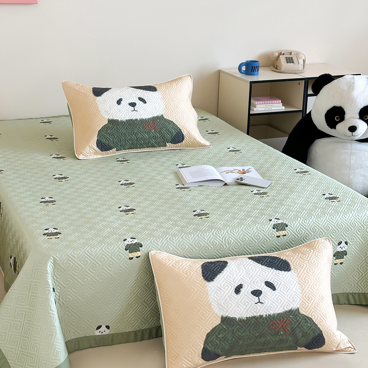 91家纺网 家纺一手货源 找家纺 琳可家居 2025春夏新款轻奢宽边数码印花兰精天丝床盖萌物系列 萌宝熊猫