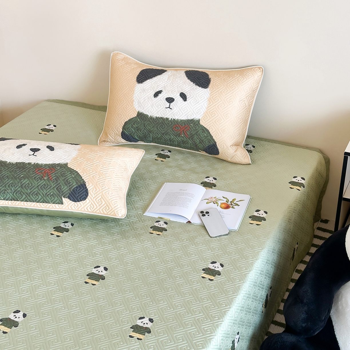 91家纺网 家纺一手货源 找家纺 琳可家居 2025春夏新款轻奢宽边数码印花兰精天丝床盖萌物系列 萌宝熊猫