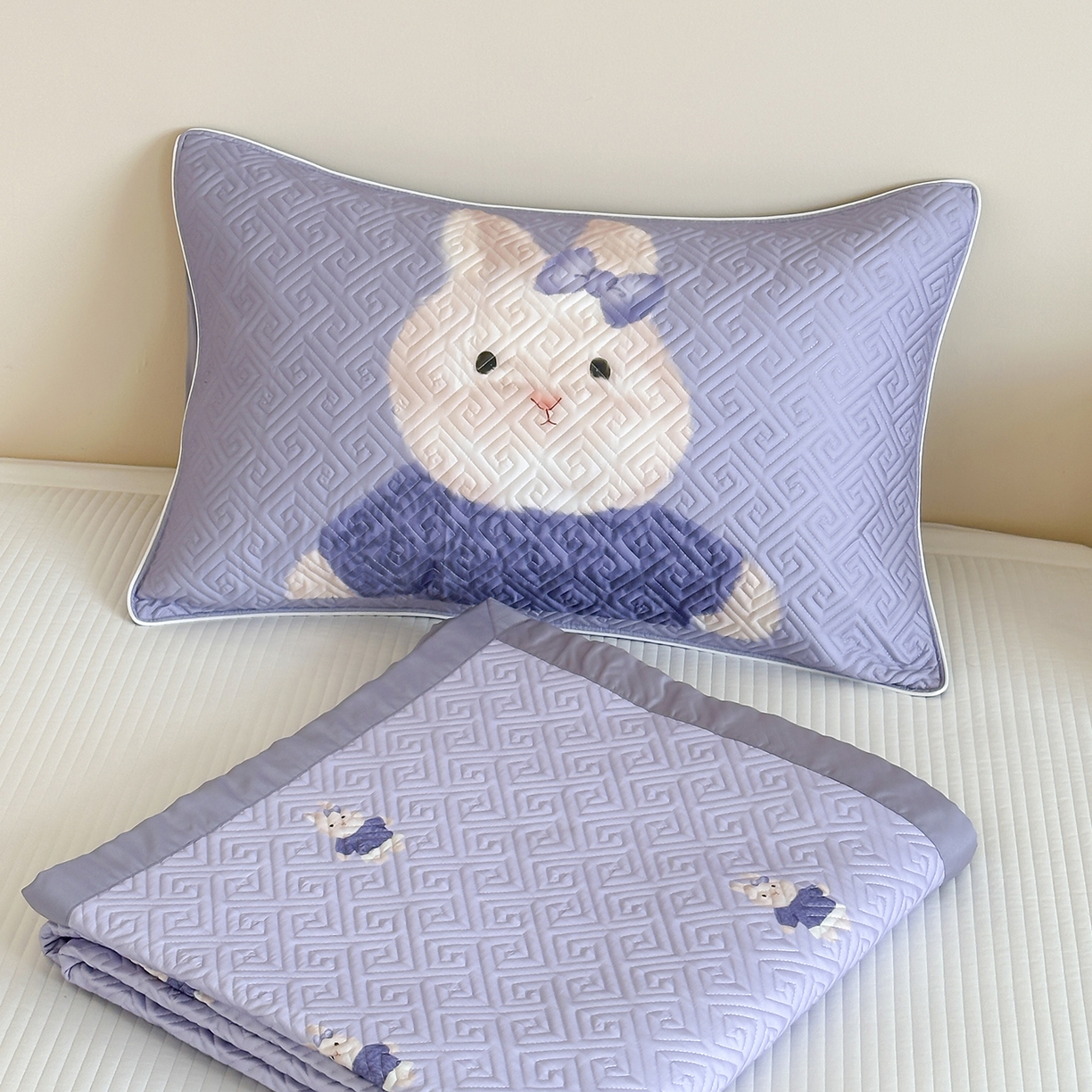 91家纺网 家纺一手货源 找家纺 琳可家居 2025春夏新款轻奢宽边数码印花兰精天丝床盖萌物系列 叠拍组合仅供参考