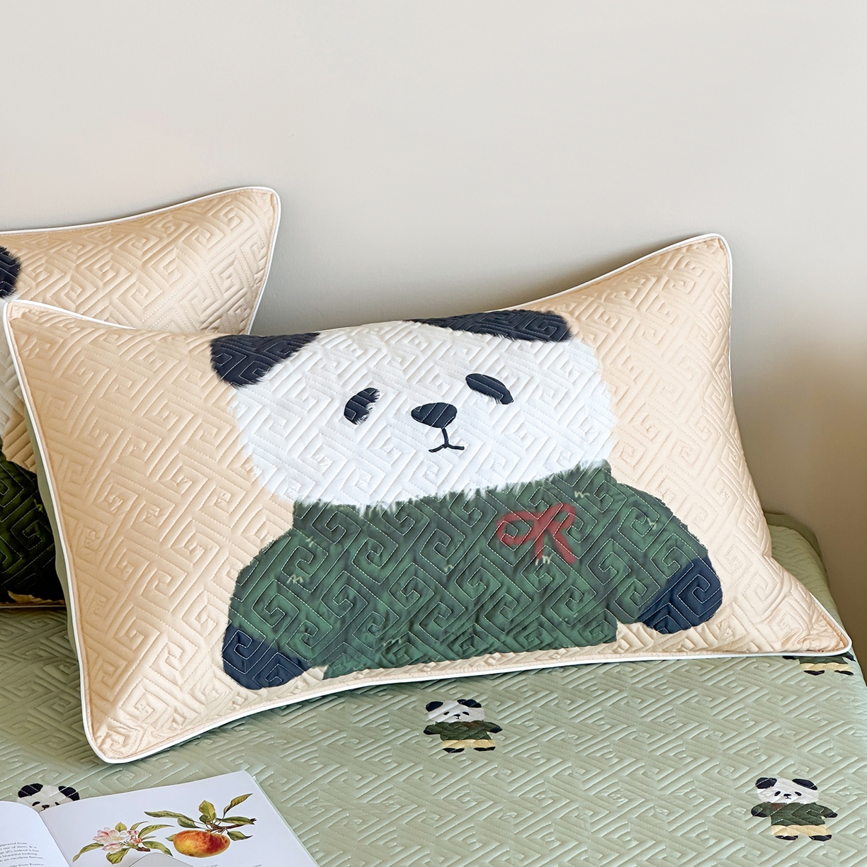 91家纺网 家纺一手货源 找家纺 琳可家居 2025春夏新款轻奢宽边数码印花兰精天丝床盖萌物系列 萌宝熊猫