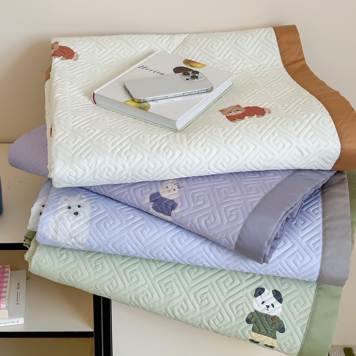 91家纺网 家纺一手货源 找家纺 琳可家居 2025春夏新款轻奢宽边数码印花兰精天丝床盖萌物系列 叠拍组合仅供参考