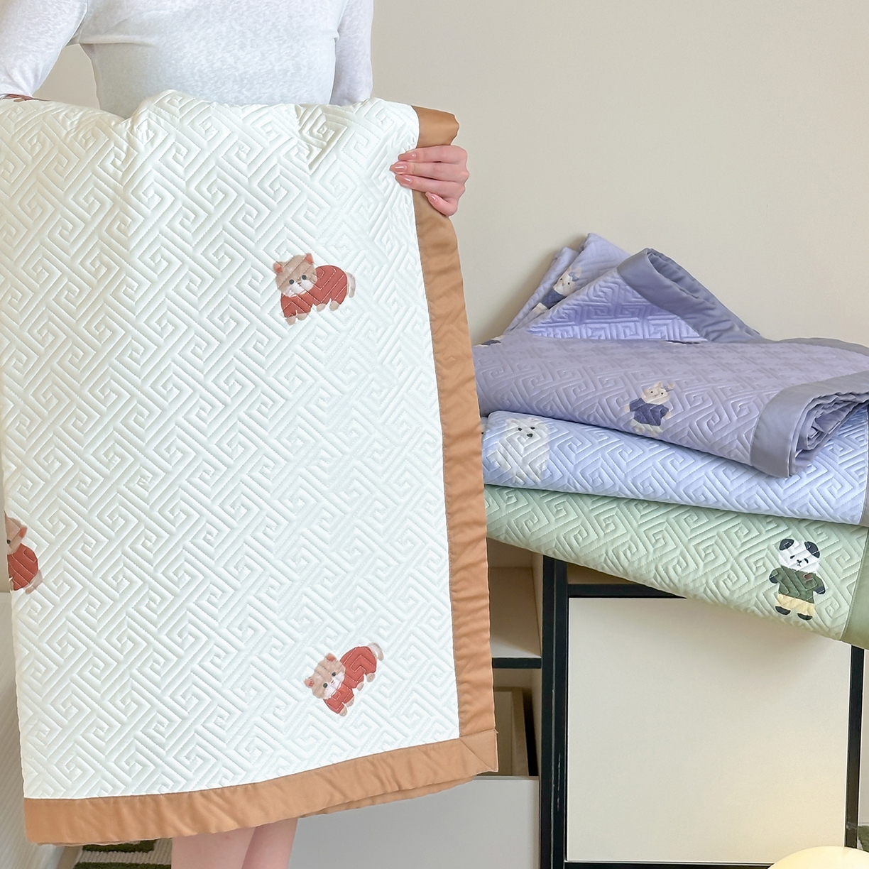 91家纺网 家纺一手货源 找家纺 琳可家居 2025春夏新款轻奢宽边数码印花兰精天丝床盖萌物系列 叠拍组合仅供参考