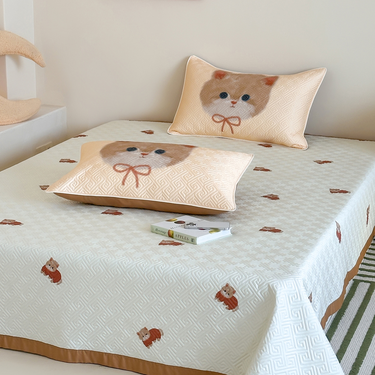 91家纺网 家纺一手货源 找家纺 琳可家居 2025春夏新款轻奢宽边数码印花兰精天丝床盖萌物系列 福宝小猫