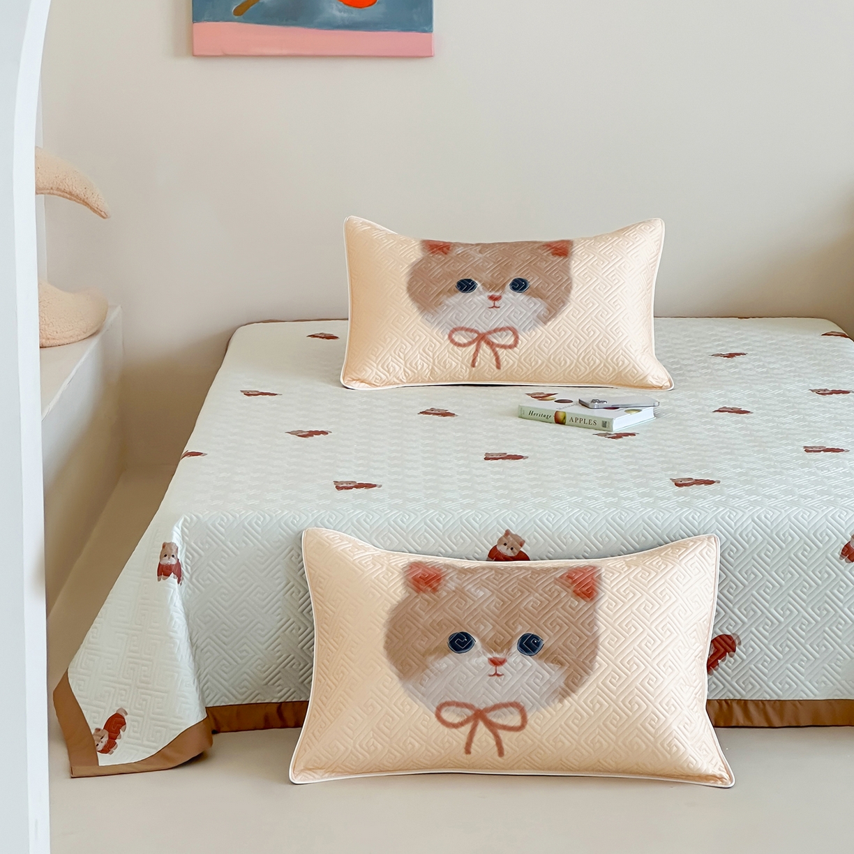 91家纺网 家纺一手货源 找家纺 琳可家居 2025春夏新款轻奢宽边数码印花兰精天丝床盖萌物系列 福宝小猫