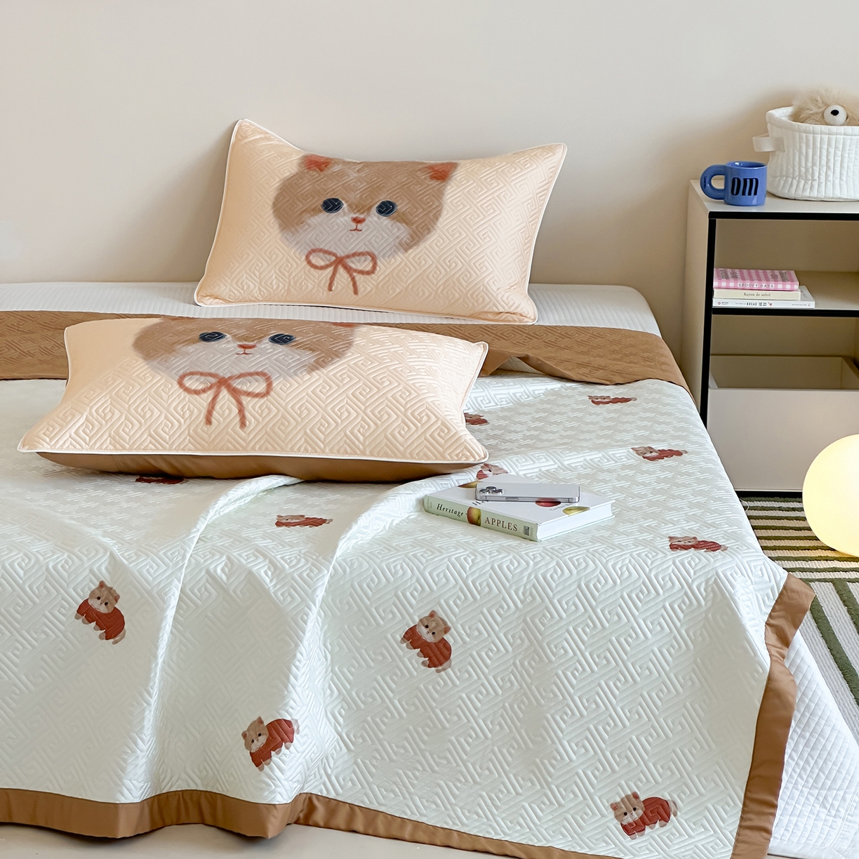 91家纺网 家纺一手货源 找家纺 琳可家居 2025春夏新款轻奢宽边数码印花兰精天丝床盖萌物系列 福宝小猫