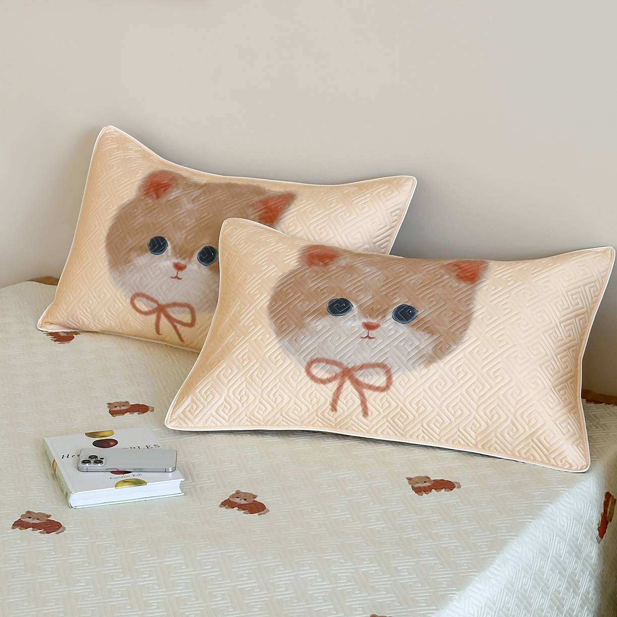 91家纺网 家纺一手货源 找家纺 琳可家居 2025春夏新款轻奢宽边数码印花兰精天丝床盖萌物系列 福宝小猫