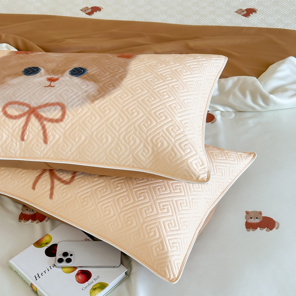 91家纺网 家纺一手货源 找家纺 琳可家居 2025春夏新款轻奢宽边数码印花兰精天丝床盖萌物系列 福宝小猫