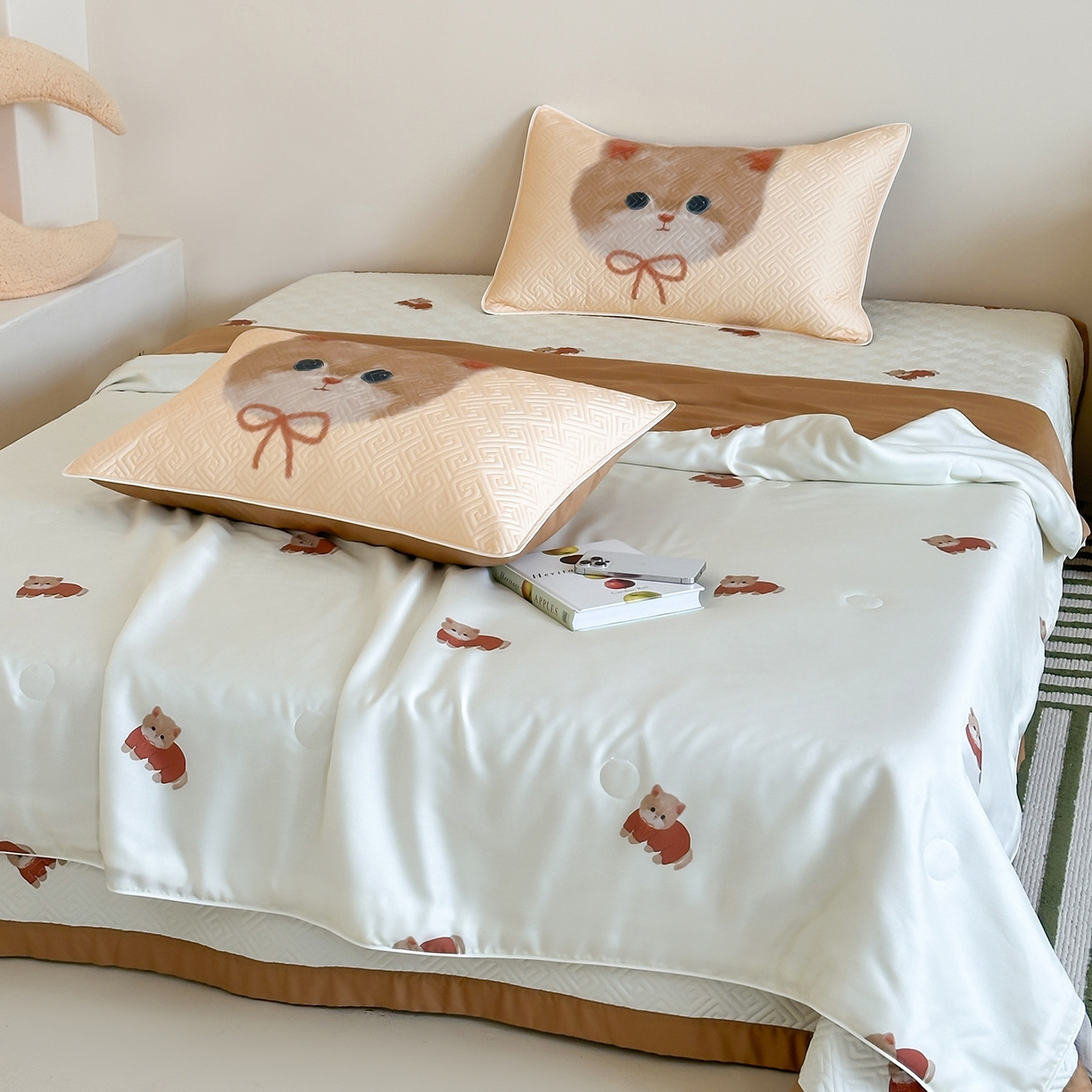 91家纺网 家纺一手货源 找家纺 琳可家居 2025春夏新款轻奢宽边数码印花兰精天丝床盖萌物系列 福宝小猫