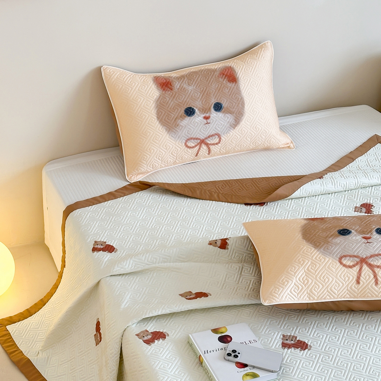 91家纺网 家纺一手货源 找家纺 琳可家居 2025春夏新款轻奢宽边数码印花兰精天丝床盖萌物系列 福宝小猫