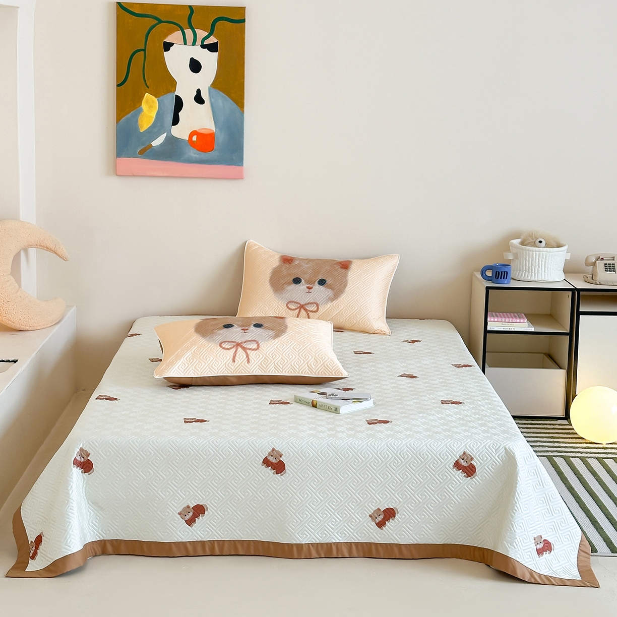 91家纺网 家纺一手货源 找家纺 琳可家居 2025春夏新款轻奢宽边数码印花兰精天丝床盖萌物系列 福宝小猫