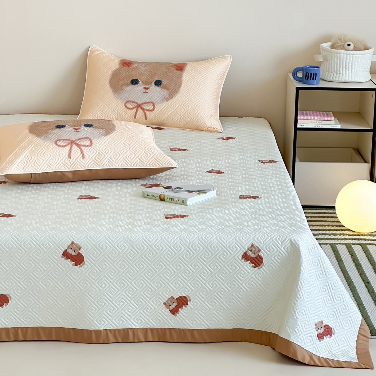 91家纺网 家纺一手货源 找家纺 琳可家居 2025春夏新款轻奢宽边数码印花兰精天丝床盖萌物系列 福宝小猫