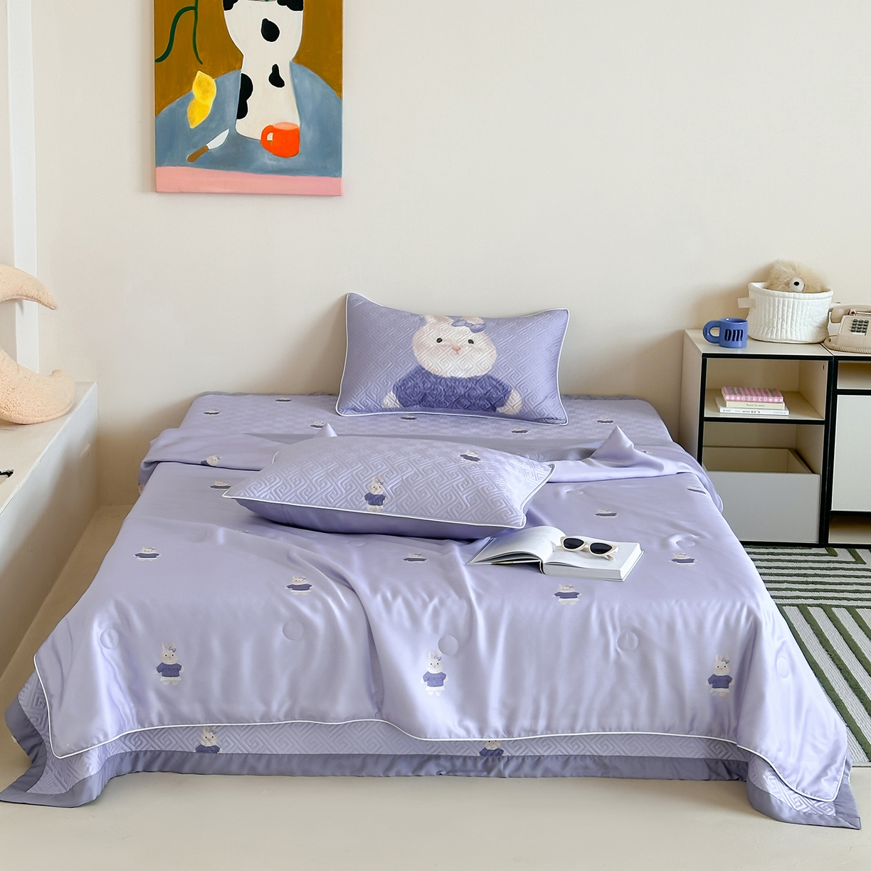 91家纺网 家纺一手货源 找家纺 琳可家居 2025春夏新款轻奢宽边数码印花兰精天丝床盖萌物系列 乐薇兔兔