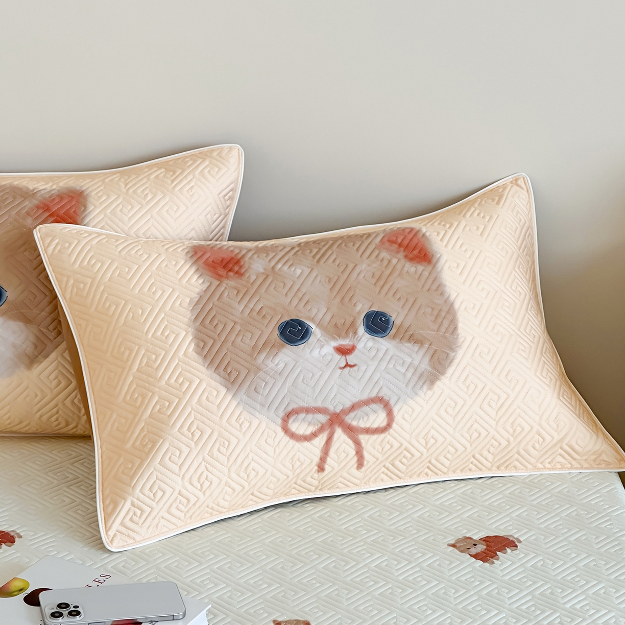 91家纺网 家纺一手货源 找家纺 琳可家居 2025春夏新款轻奢宽边数码印花兰精天丝床盖萌物系列 福宝小猫