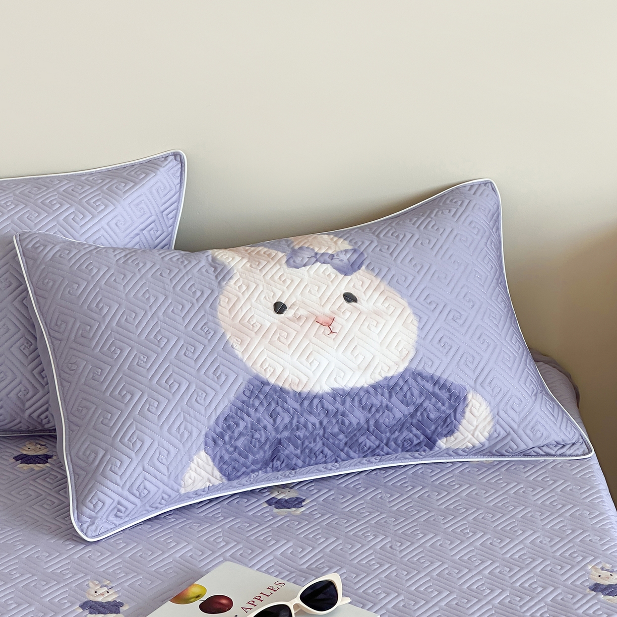 91家纺网 家纺一手货源 找家纺 琳可家居 2025春夏新款轻奢宽边数码印花兰精天丝床盖萌物系列 乐薇兔兔