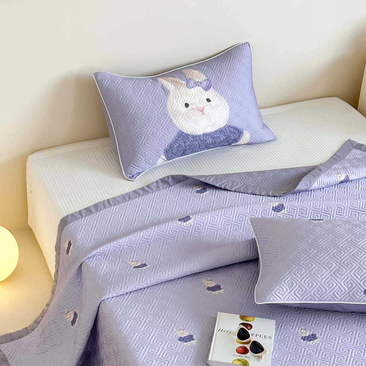 91家纺网 家纺一手货源 找家纺 琳可家居 2025春夏新款轻奢宽边数码印花兰精天丝床盖萌物系列 乐薇兔兔