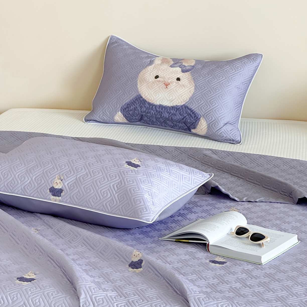 91家纺网 家纺一手货源 找家纺 琳可家居 2025春夏新款轻奢宽边数码印花兰精天丝床盖萌物系列 乐薇兔兔