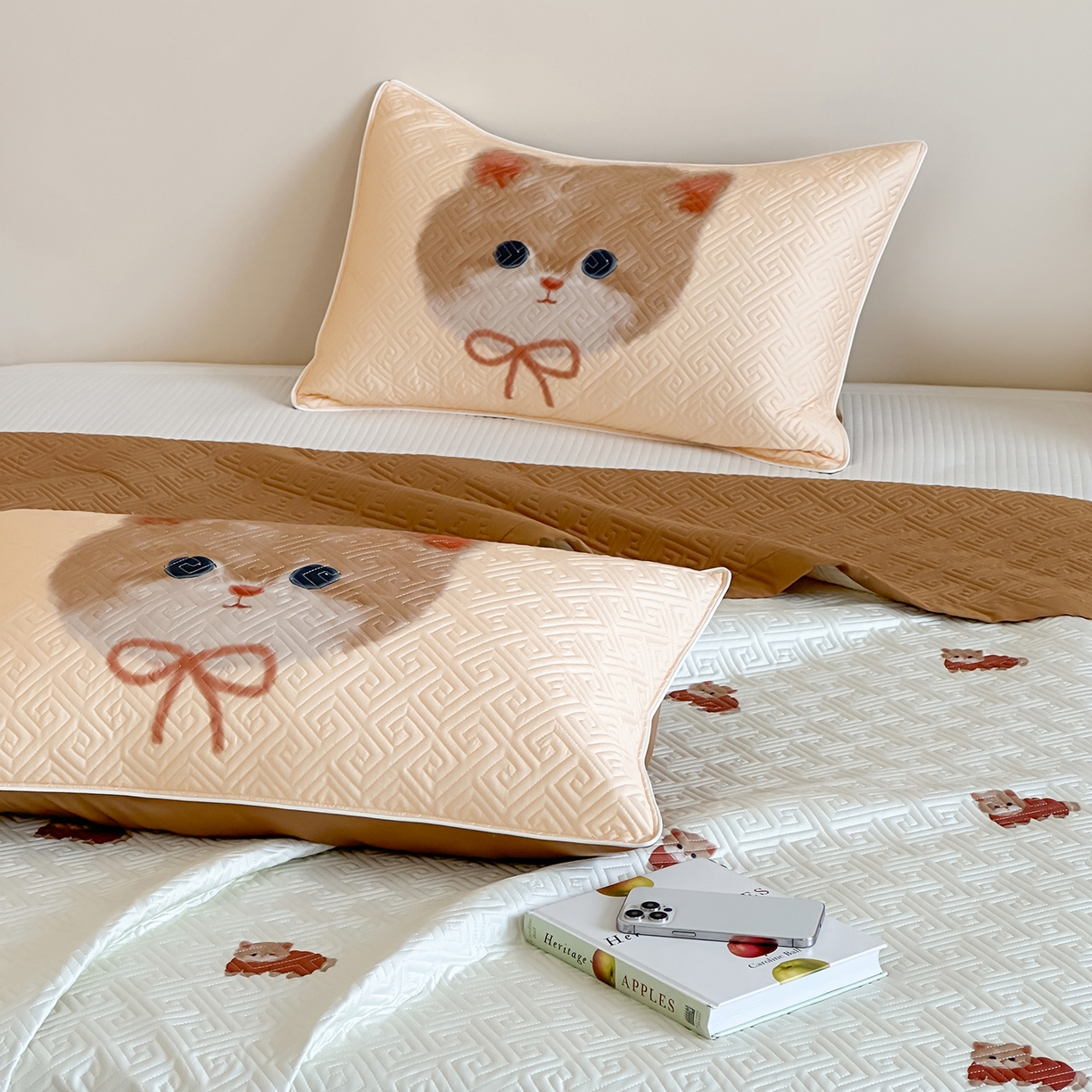 91家纺网 家纺一手货源 找家纺 琳可家居 2025春夏新款轻奢宽边数码印花兰精天丝床盖萌物系列 福宝小猫