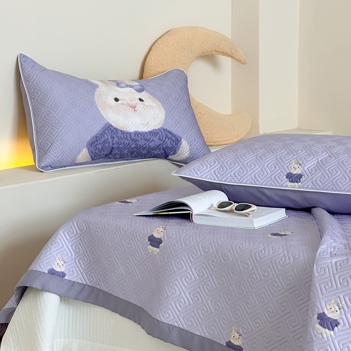 91家纺网 家纺一手货源 找家纺 琳可家居 2025春夏新款轻奢宽边数码印花兰精天丝床盖萌物系列 乐薇兔兔