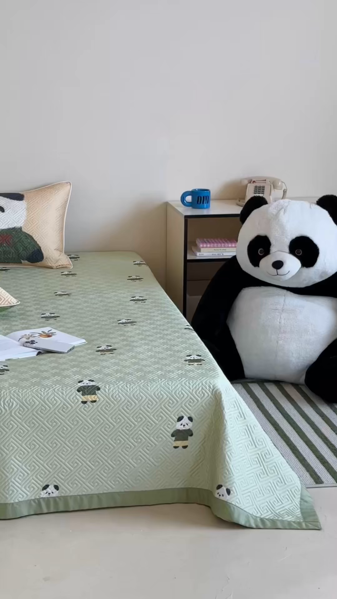 91家纺网 家纺一手货源 找家纺 琳可家居 2025春夏新款轻奢宽边数码印花兰精天丝床盖萌物系列 萌宝熊猫