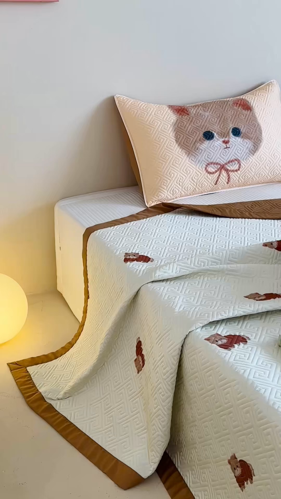 91家纺网 家纺一手货源 找家纺 琳可家居 2025春夏新款轻奢宽边数码印花兰精天丝床盖萌物系列 福宝小猫