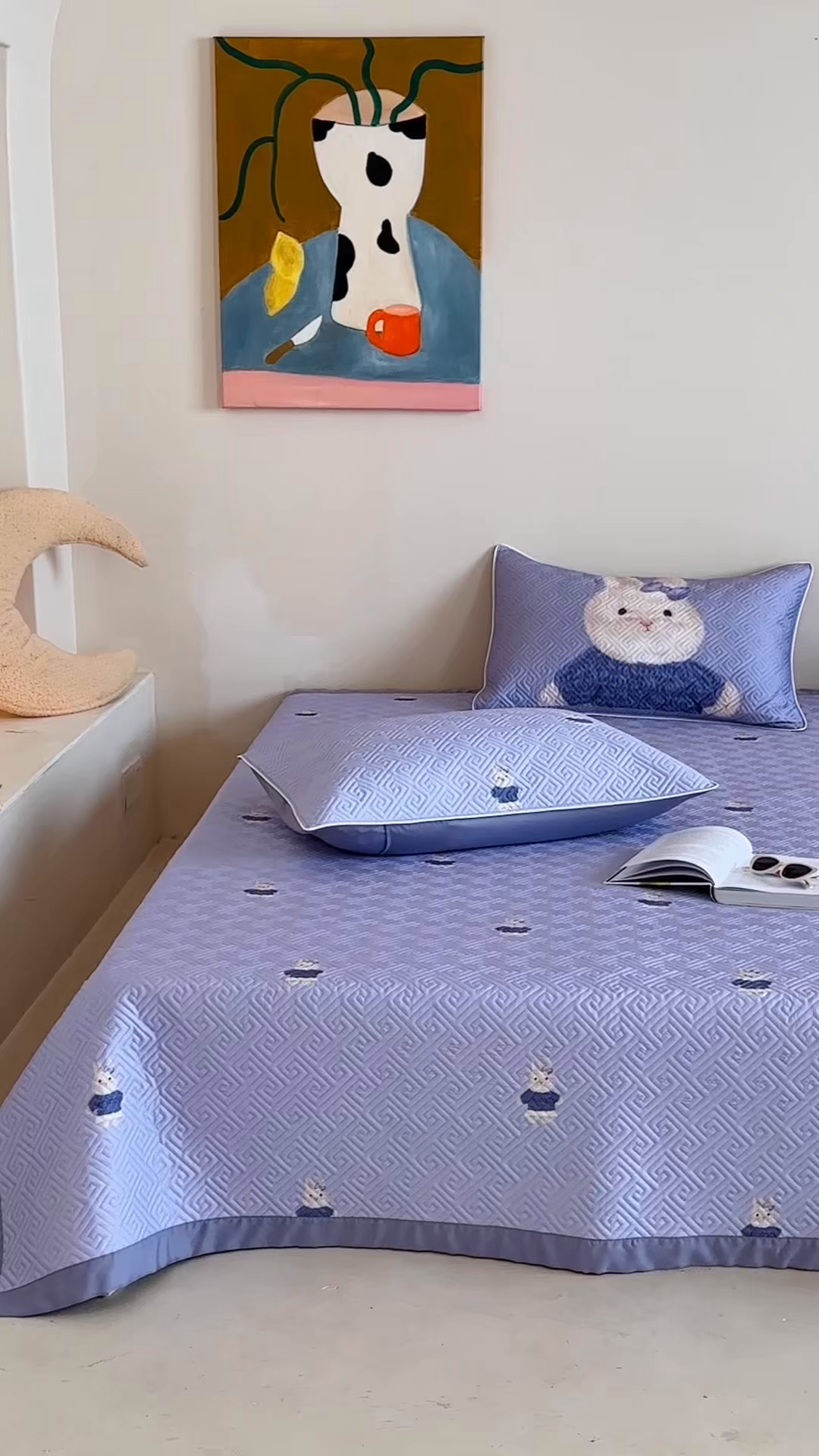 91家纺网 家纺一手货源 找家纺 琳可家居 2025春夏新款轻奢宽边数码印花兰精天丝床盖萌物系列 乐薇兔兔