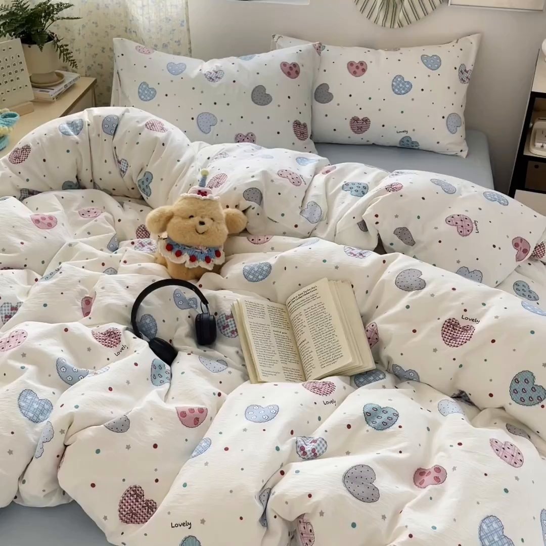 91家纺网 家纺一手货源 找家纺 玉海棠家纺 2025新款云感提花双层纱印花系列四件套-场景一 蓝色爱心