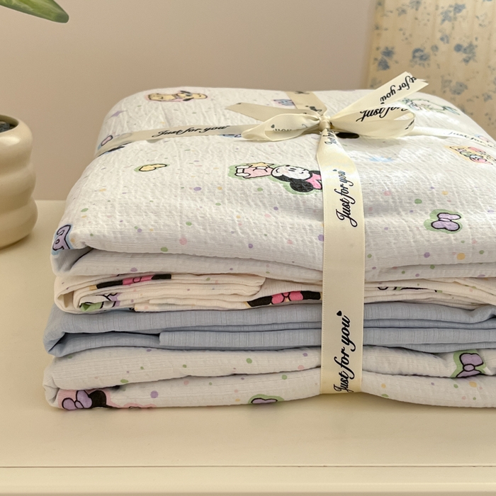 91家纺网 家纺一手货源 找家纺 玉海棠家纺 2025新款云感提花双层纱印花系列四件套-场景一 米奇