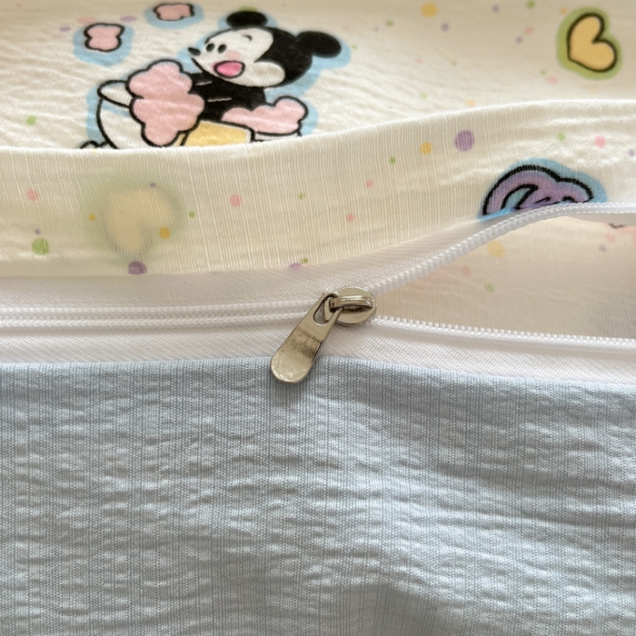 91家纺网 家纺一手货源 找家纺 玉海棠家纺 2025新款云感提花双层纱印花系列四件套-场景一 米奇