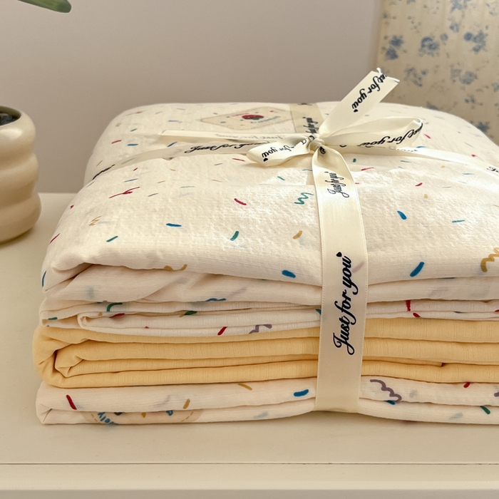 91家纺网 家纺一手货源 找家纺 玉海棠家纺 2025新款云感提花双层纱印花系列四件套-场景一 芝士奶酪