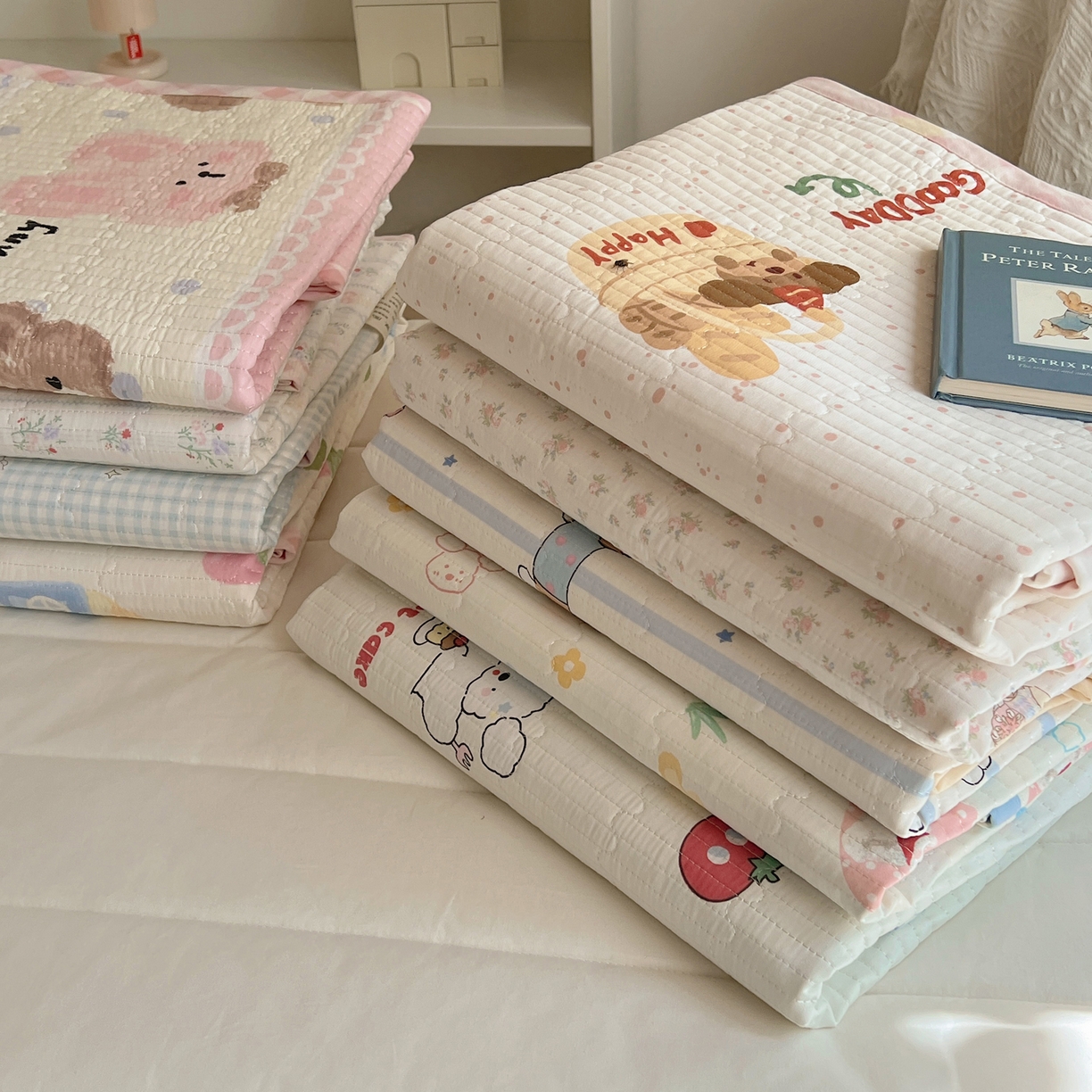 91家纺网 家纺一手货源 找家纺 六巷胡同 2025新款INS卡通A类双面全棉绗缝夹棉学生床盖 叠拍图