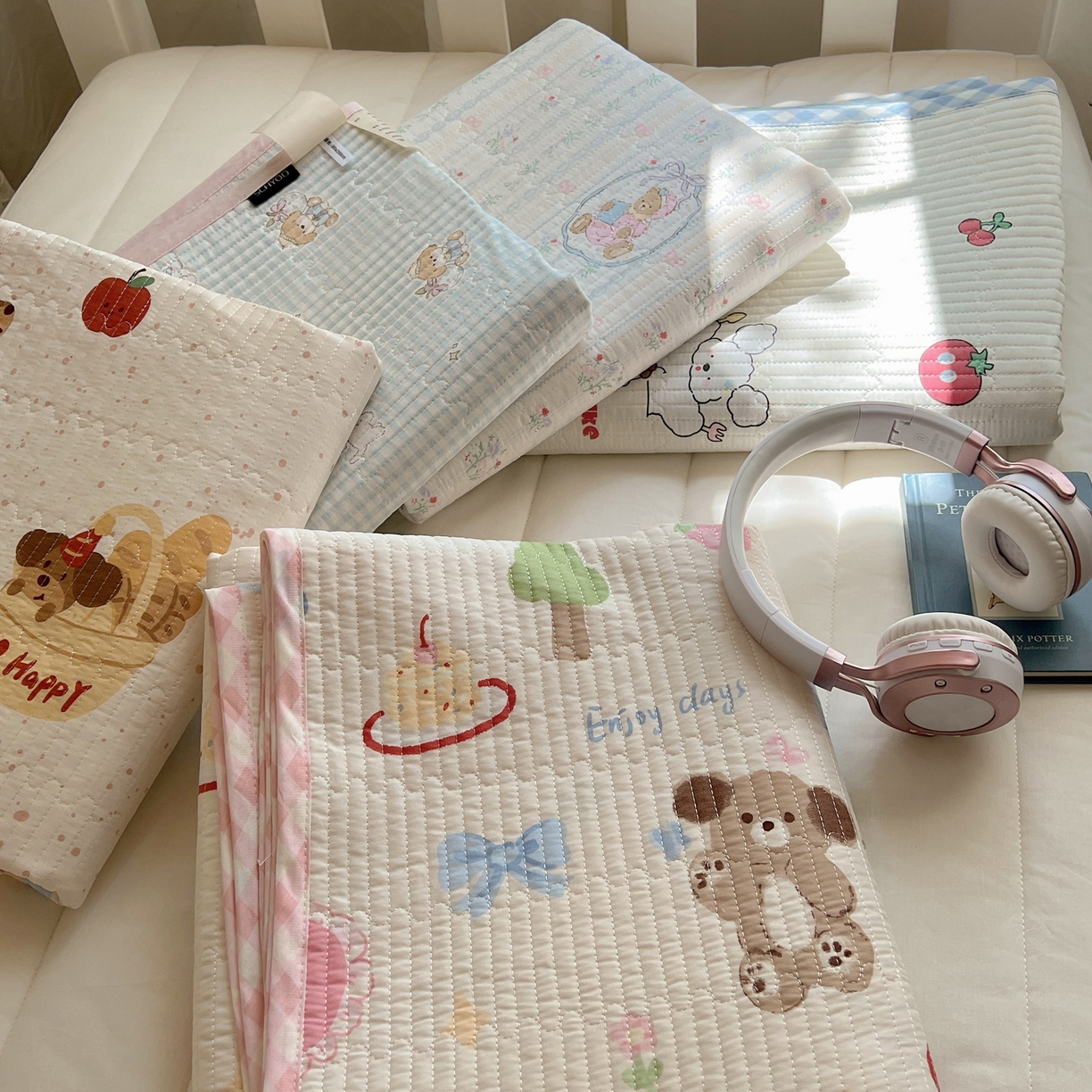 91家纺网 家纺一手货源 找家纺 六巷胡同 2025新款INS卡通A类双面全棉绗缝夹棉学生床盖 叠拍图