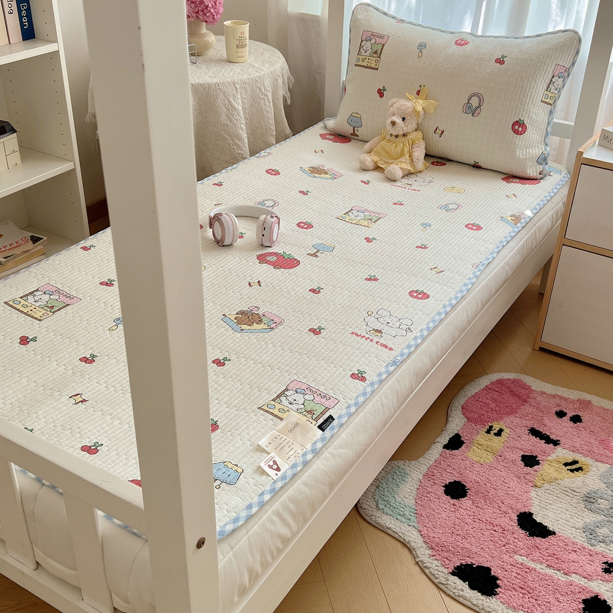 91家纺网 家纺一手货源 找家纺 六巷胡同 2025新款INS卡通A类双面全棉绗缝夹棉学生床盖 床盖-狗狗甜品屋