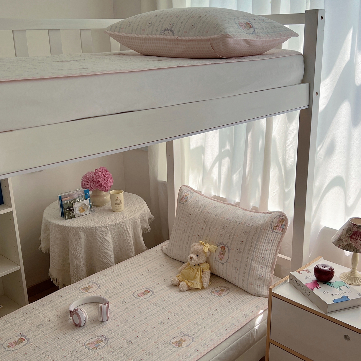 91家纺网 家纺一手货源 找家纺 六巷胡同 2025新款INS卡通A类双面全棉绗缝夹棉学生床盖 床盖-丝带花草熊