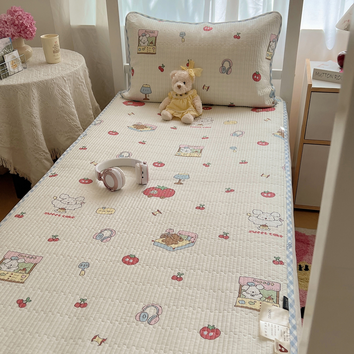91家纺网 家纺一手货源 找家纺 六巷胡同 2025新款INS卡通A类双面全棉绗缝夹棉学生床盖 床盖-狗狗甜品屋