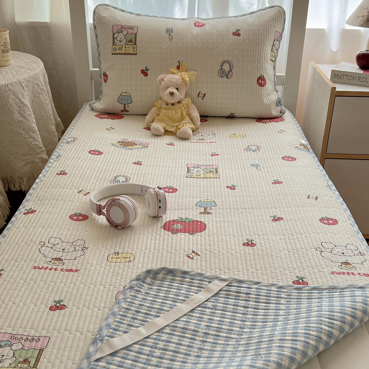 91家纺网 家纺一手货源 找家纺 六巷胡同 2025新款INS卡通A类双面全棉绗缝夹棉学生床盖 床盖-狗狗甜品屋