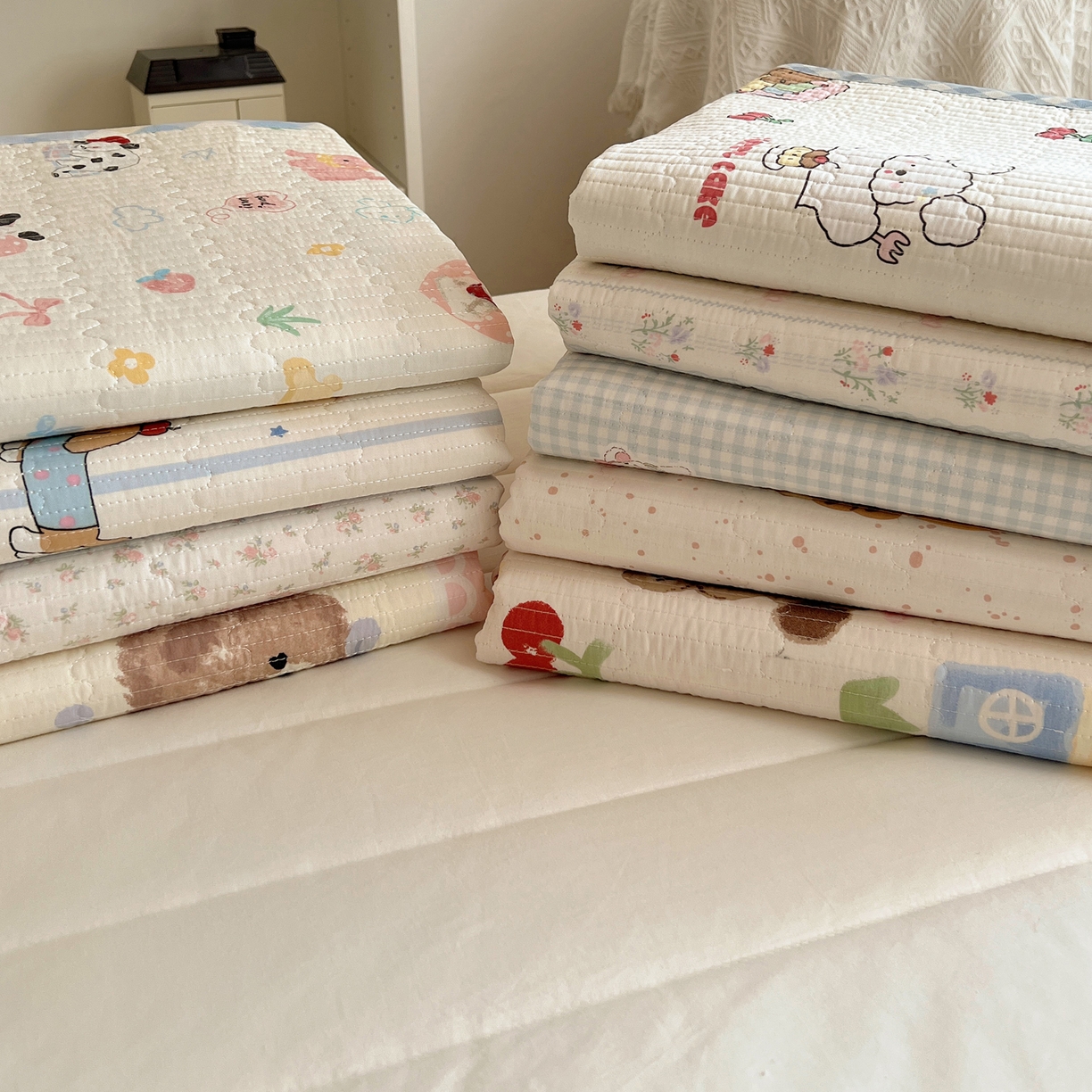 91家纺网 家纺一手货源 找家纺 六巷胡同 2025新款INS卡通A类双面全棉绗缝夹棉学生床盖 叠拍图