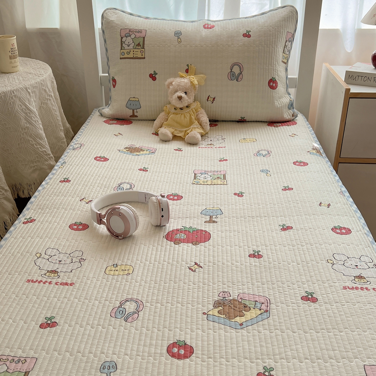 91家纺网 家纺一手货源 找家纺 六巷胡同 2025新款INS卡通A类双面全棉绗缝夹棉学生床盖 床盖-狗狗甜品屋