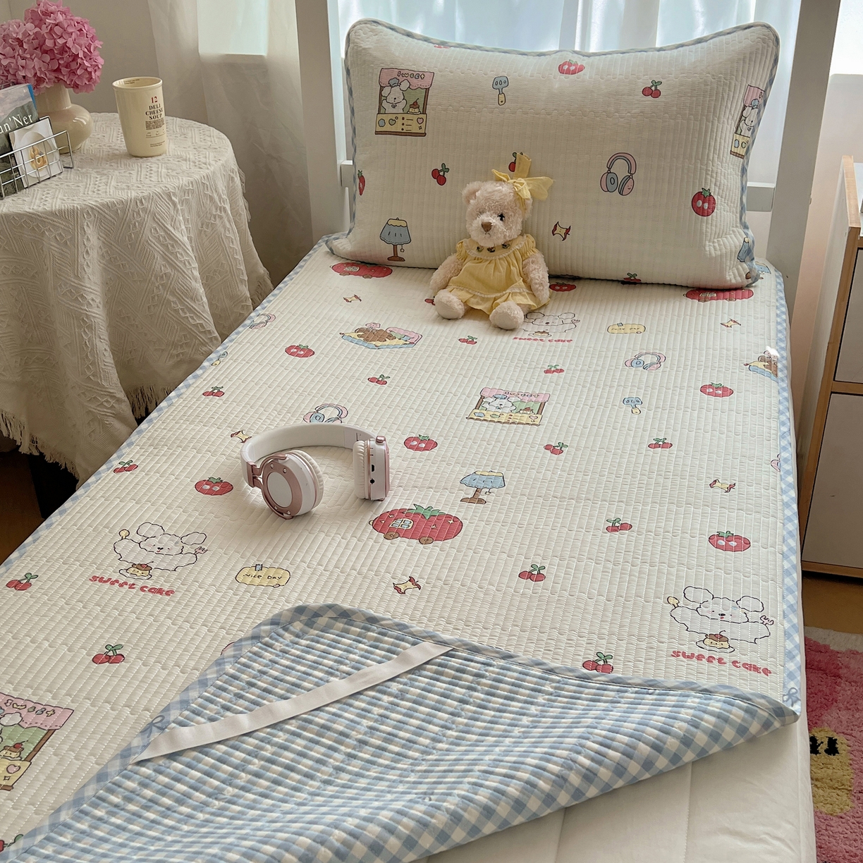 91家纺网 家纺一手货源 找家纺 六巷胡同 2025新款INS卡通A类双面全棉绗缝夹棉学生床盖 床盖-狗狗甜品屋