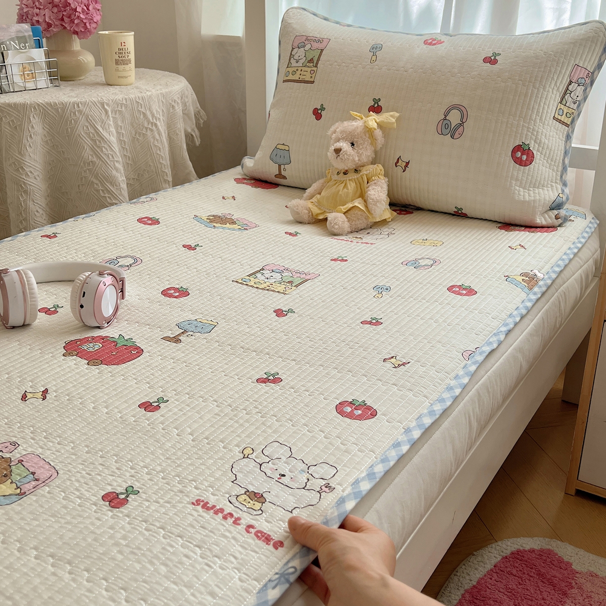 91家纺网 家纺一手货源 找家纺 （总）六巷胡同 2025新款INS卡通A类双面全棉绗缝夹棉学生床盖