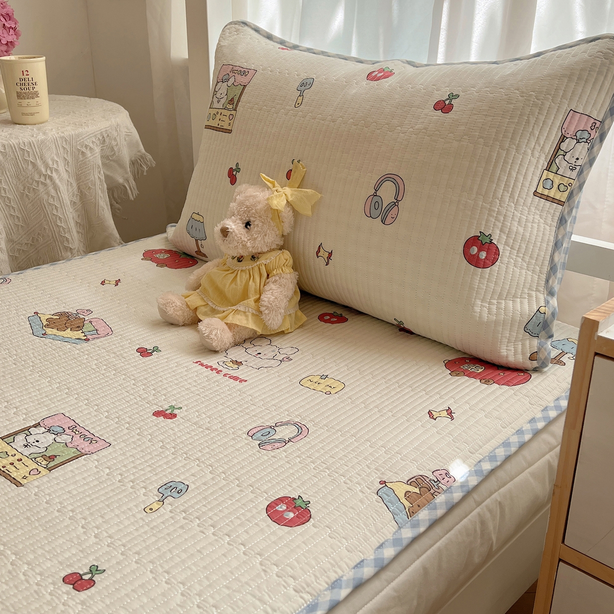 91家纺网 家纺一手货源 找家纺 六巷胡同 2025新款INS卡通A类双面全棉绗缝夹棉学生床盖 床盖-狗狗甜品屋