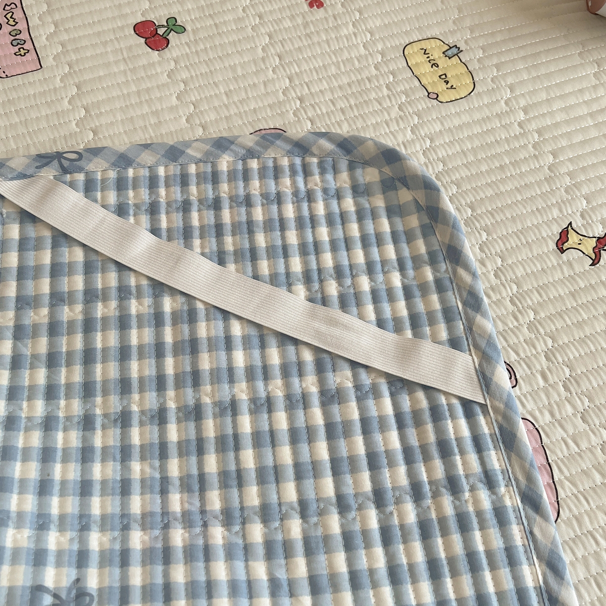 91家纺网 家纺一手货源 找家纺 六巷胡同 2025新款INS卡通A类双面全棉绗缝夹棉学生床盖 床盖-狗狗甜品屋