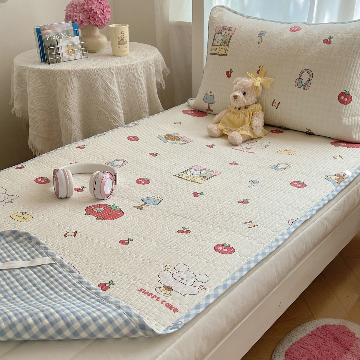 91家纺网 家纺一手货源 找家纺 六巷胡同 2025新款INS卡通A类双面全棉绗缝夹棉学生床盖 床盖-狗狗甜品屋