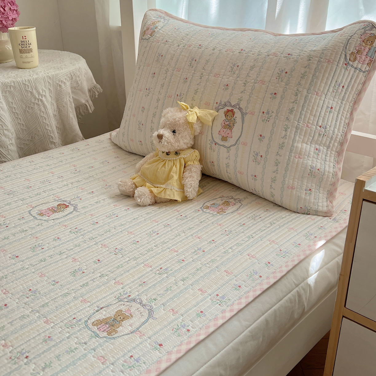 91家纺网 家纺一手货源 找家纺 六巷胡同 2025新款INS卡通A类双面全棉绗缝夹棉学生床盖 床盖-丝带花草熊