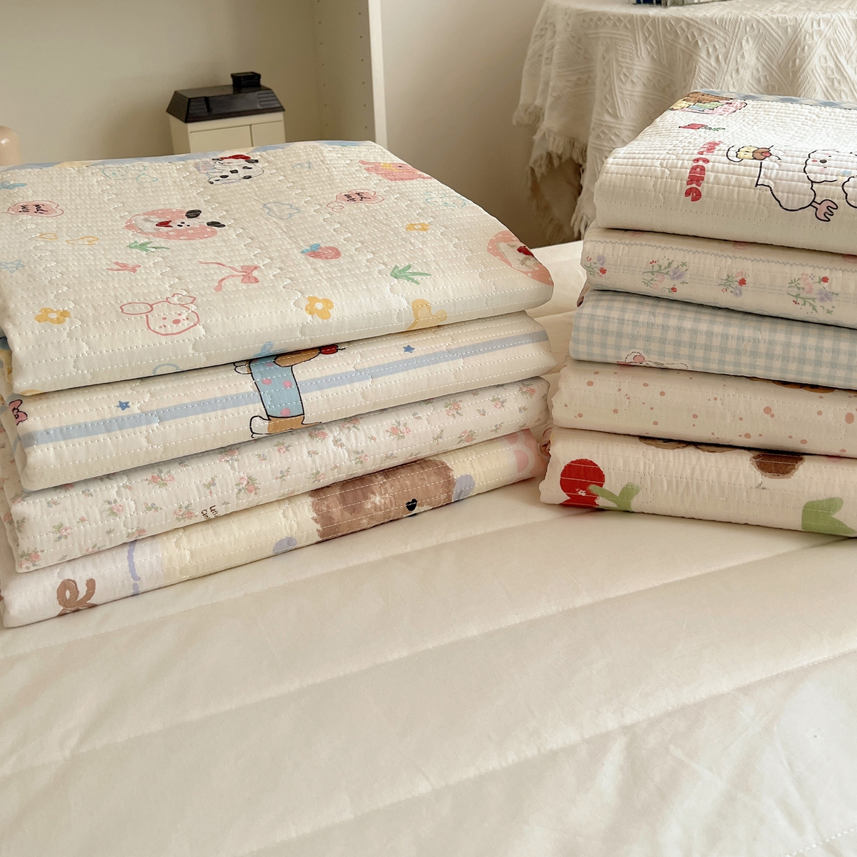 91家纺网 家纺一手货源 找家纺 六巷胡同 2025新款INS卡通A类双面全棉绗缝夹棉学生床盖 叠拍图