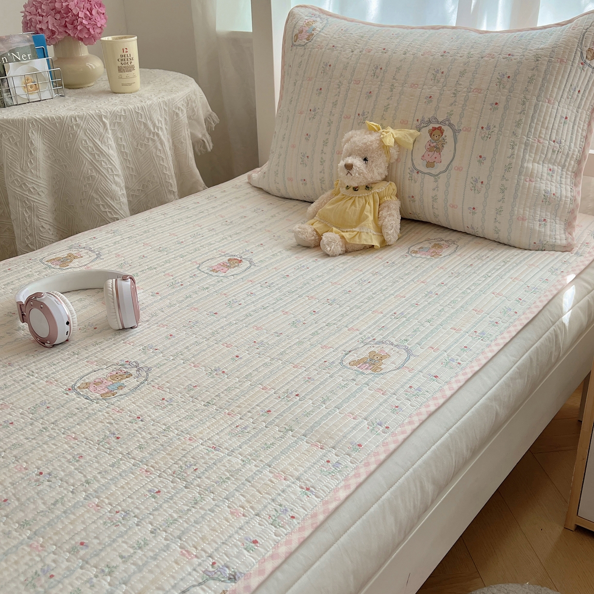 91家纺网 家纺一手货源 找家纺 六巷胡同 2025新款INS卡通A类双面全棉绗缝夹棉学生床盖 床盖-丝带花草熊