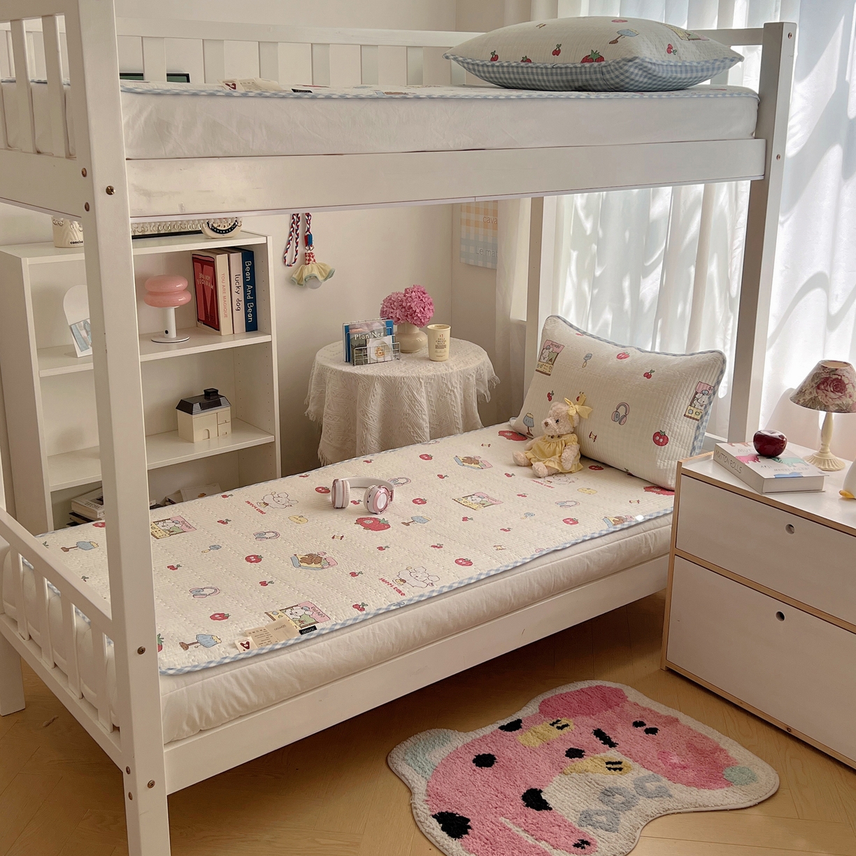 91家纺网 家纺一手货源 找家纺 六巷胡同 2025新款INS卡通A类双面全棉绗缝夹棉学生床盖 床盖-狗狗甜品屋