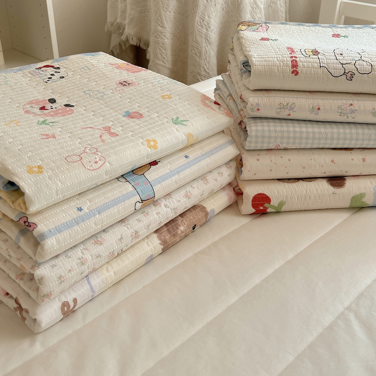 91家纺网 家纺一手货源 找家纺 六巷胡同 2025新款INS卡通A类双面全棉绗缝夹棉学生床盖 叠拍图